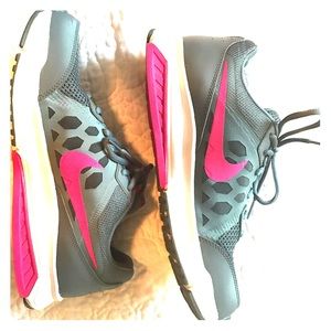 Woman's NIKE Dart XL Sneakers 9 1/2 like new